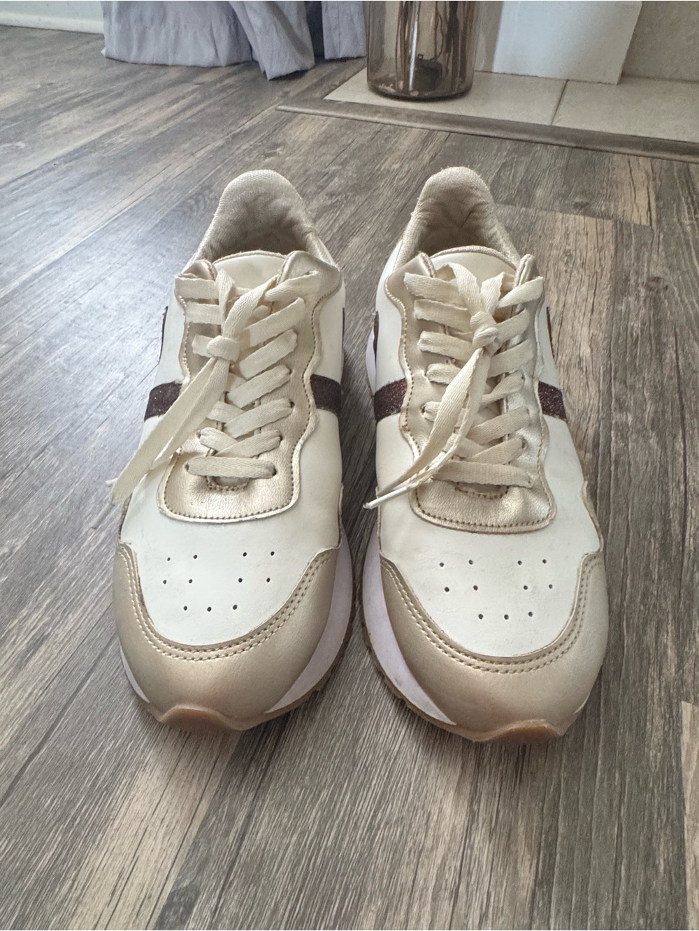 Women's Neutral Metallic Accent Sneakers - Cream/Gold